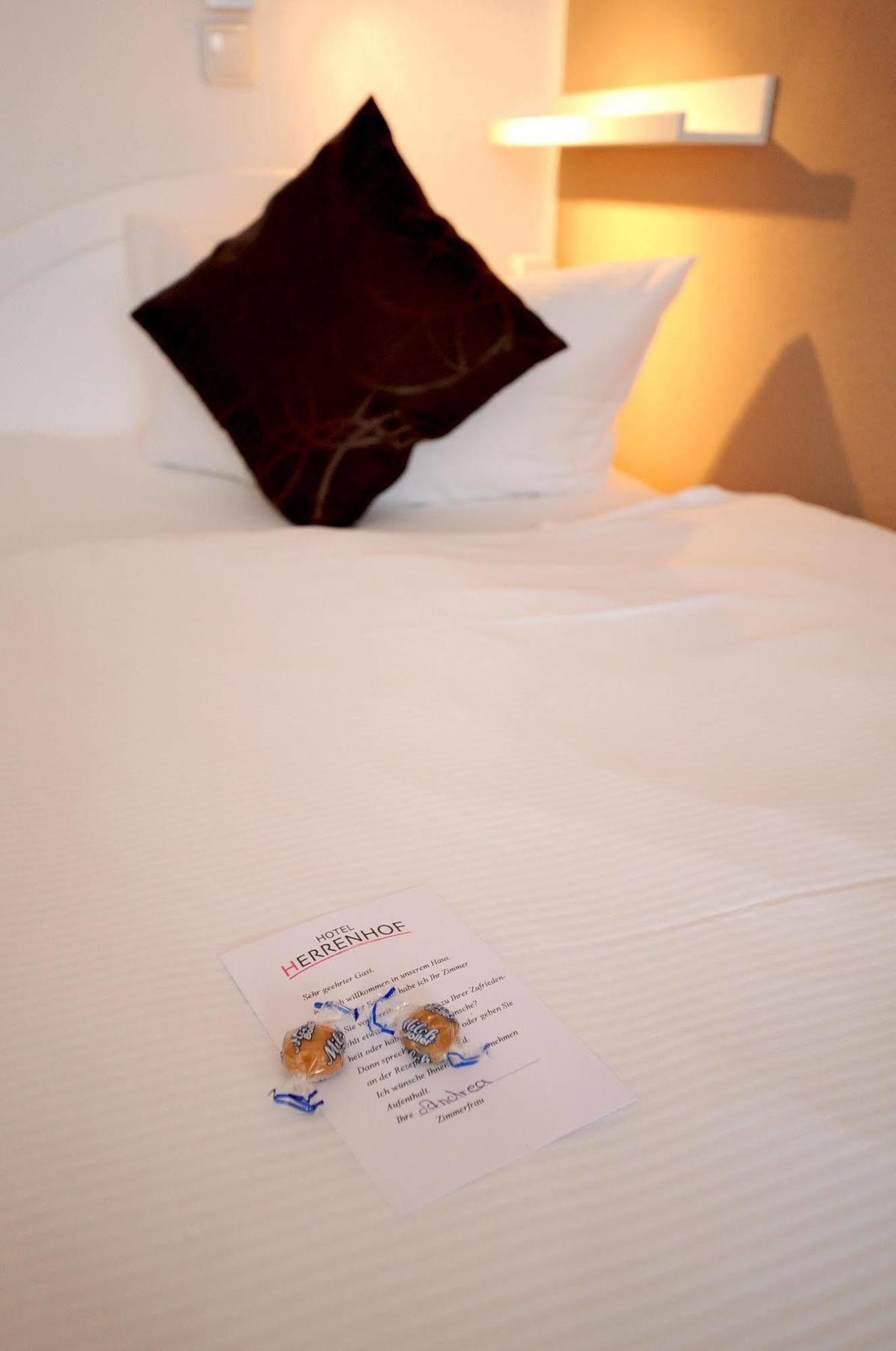 Hotel Herrenhof Lubeck Bagian luar foto